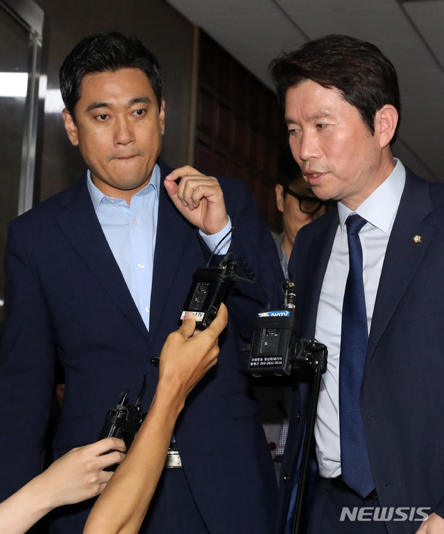 【서울=뉴시스】 박영태 기자 = 국회의장과 3당 원내대표 회동을 끝낸 이인영 더불어민주당 원내대표와 오신환 바른미래당 원내대표가 19일 오후 서울 여의도 국회의장실을 나와 취재진을 지나치고 있다. 2019.07.19.since1999@newsis.com