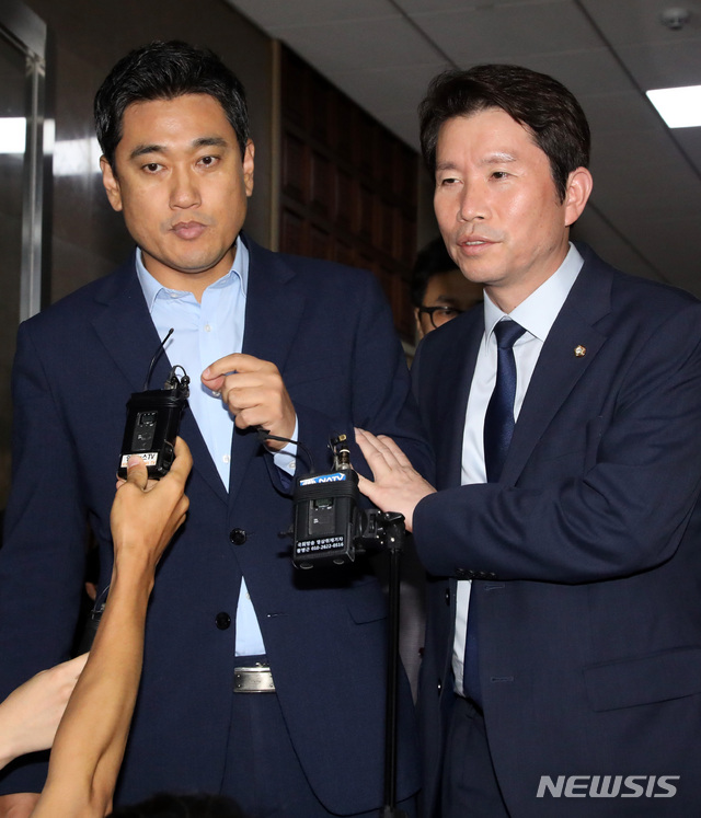 【서울=뉴시스】 박영태 기자 = 국회의장과 3당 원내대표 회동을 끝낸 이인영 더불어민주당 원내대표와 오신환 바른미래당 원내대표가 19일 오후 서울 여의도 국회의장실을 나와 취재진을 지나치고 있다. 2019.07.19.since1999@newsis.com