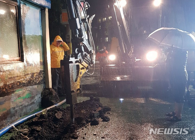 【제주=뉴시스】우장호 기자 = 제5호 태풍 '다나스(DANAS)'가 북상 중인 19일 제주시 건입동 김만덕기념관 인근 주택가에 많은 빗물 유입으로 막힌 배수구를 출동한 119가 장비를 동원해 뚫고 있다. 2019.07.19. (사진=제주소방서 제공) woo1223@newsis.com