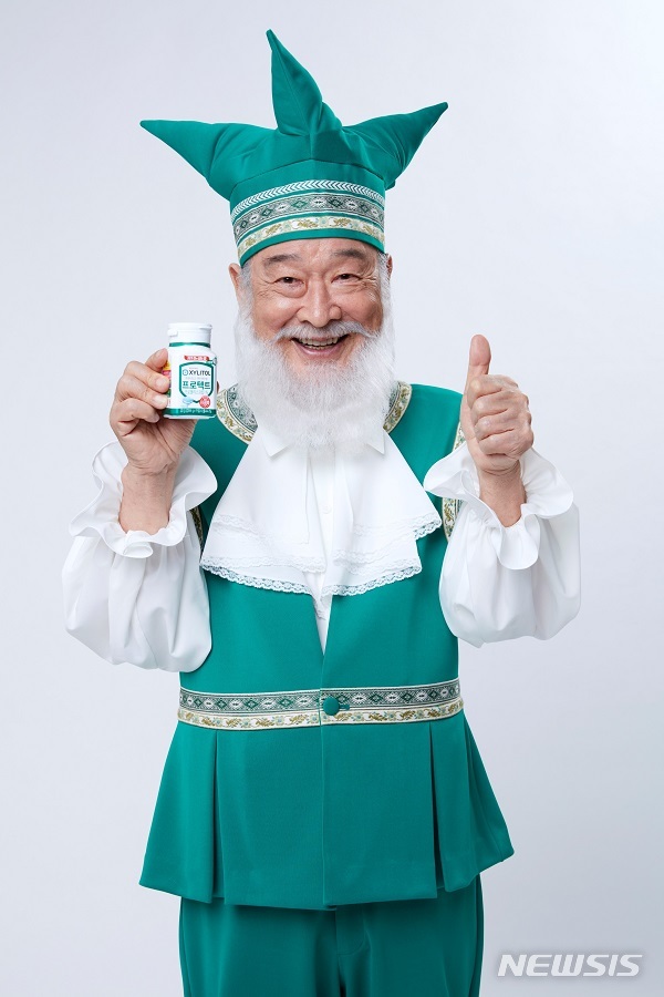 【서울=뉴시스】롯데자일리톨껌의 '휘바 할아버지'로 변신한 배우 이순재