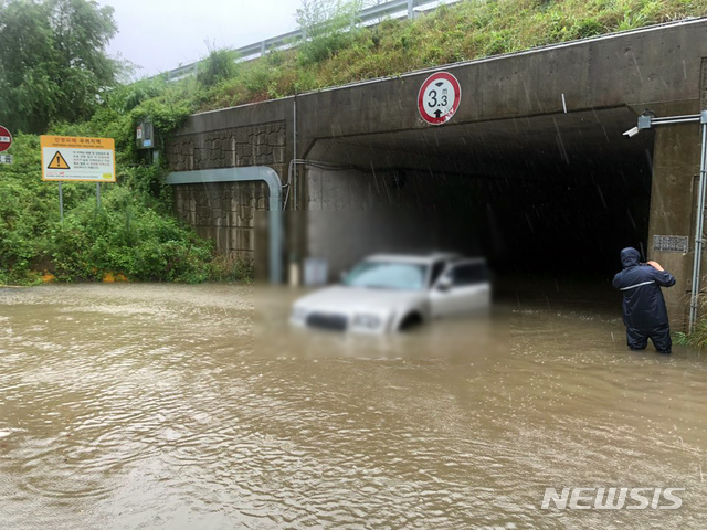 【부산=뉴시스】 부산지역에 호우·강풍경보가 발령된 20일 오전 부산 금정구 영락교 굴다리가 침수돼 승용차 1대가 빠졌다. 경찰은 굴다리 입구 양방향 50m 구간을 통제하고 있다. 2019.07.20. (사진=부산경찰청 제공) photo@newsis.com