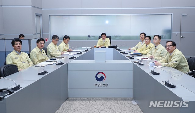 【세종=뉴시스】진영 행정안전부 장관이 20일 오전 서울 종로구 정부서울청사 중앙재난안전대책본부 서울상황센터에서 제5호 태풍 '다나스' 상황점검회의를 주재하고 있다. 2019.07.20. (사진= 행정안전부 제공)