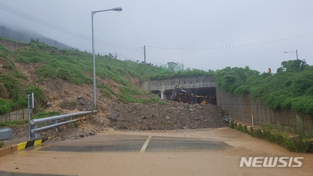 【창원=뉴시스】 강경국 기자 = 제5호 태풍 '다나스'(DANAS)의 영향으로 20일 경남 거제시 아주동 대우조선 동문 지하차도 인근에서 토사가 유출돼 차량 진입이 통제되고 있다. 2019.07.20. (사진=경남경찰청 제공)photo@newsis.com