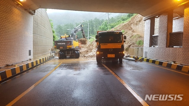 【창원=뉴시스】 강경국 기자 = 제5호 태풍 '다나스'(DANAS)의 영향으로 20일 경남 거제시 아주동 대우조선 동문 지하차도 인근에서 토사가 유출돼 차량 진입이 통제되고 있다. 2019.07.20. (사진=경남경찰청 제공) photo@newsis.com