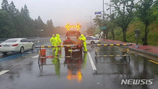 【창원=뉴시스】 강경국 기자 = 제5호 태풍 '다나스'(DANAS)의 영향으로 20일 경남 거제시 아주동 대우조선 동문 지하차도 인근에서 토사가 유출돼 차량 진입이 통제되고 있다. 2019.07.20. (사진=경남경찰청 제공) photo@newsis.com