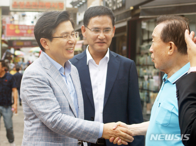 【아산=뉴시스】이종익 기자 = 황교안 자유한국당 대표가 20일 오후 충남 아산시 온양그랜드호텔에서 열린 자유한국당 충남도당 당원 연수에 참석후 이창수 충남도당위원장(가운데)과 함께 인근 온양온천전통시장을 방문해 시민들과 인사하고 있다. 2019.07.20.007news@newsis.com