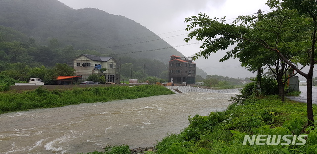 【창원=뉴시스】홍정명 기자= 제5호 태풍 다나스의 영향권에 든 20일 오후 경남 창원시 마산회원구 내서읍 광려천천에 계속에서 내려온 황톳물이 넘칠 듯이 흐르고 있다.2019.07.20. hjm@newsis.com