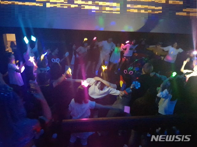 영화의 마지막 장면부터 엔딩 크레디트가 끝날 때까지 관객들은 춤을 멈추지 않았다. 무대 앞은 클럽을 방불케 했다.