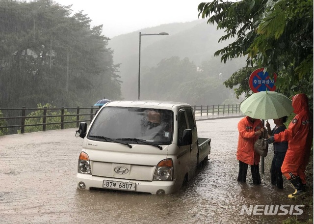 【세종=뉴시스】제5호 태풍 다나스로 차량 고립된 운전자를 119구조대원들이 구조하고 있는 모습. 2019.07.20. (사진= 소방청 제공)