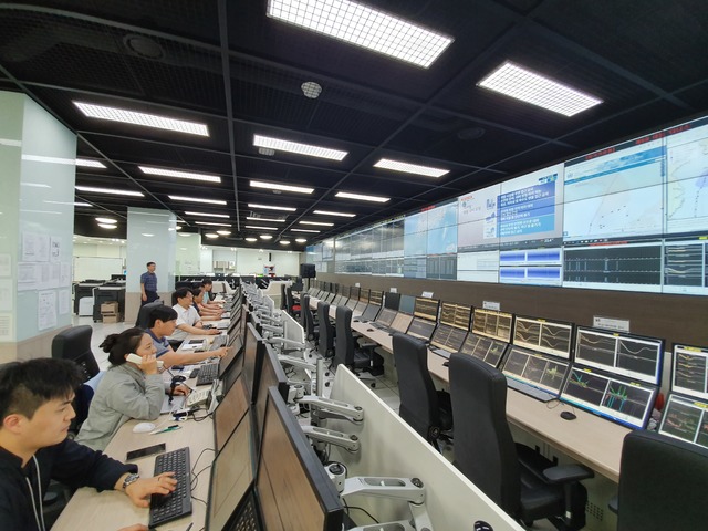 【서울=뉴시스】 KT 네트워크부문 직원들이 ‘5호 태풍 다나스 재해대비 종합상황실’에서 태풍의 진로를 살피며 각 지역의 통신 상황을 모니터링하고 있다. (사진=KT 제공) 2019.07.20