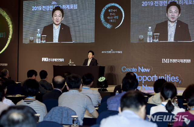 【제주=뉴시스】강경태 기자 = 20일 오후 롯데호텔 제주에서 2019 전경련 CEO 하계포럼이 열린 가운데 특별강연자로 나선 원희룡 제주도지사가 ‘큰 시장, 유능하고 미래지향적인 리더십으로 더 강한 대한민국을’이라는 주제로 강연하고 있다. 2019.07.20. (사진=제주특별자치도 제공) photo@newsis.com