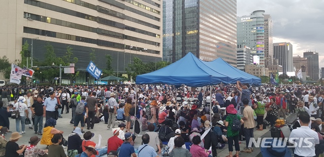 【서울=뉴시스】안채원 기자 = 20일 서울 종로구 광화문광장에 우리공화당원들이 천막 1개동을 설치했다. 2019.07.20. newkid@newsis.com