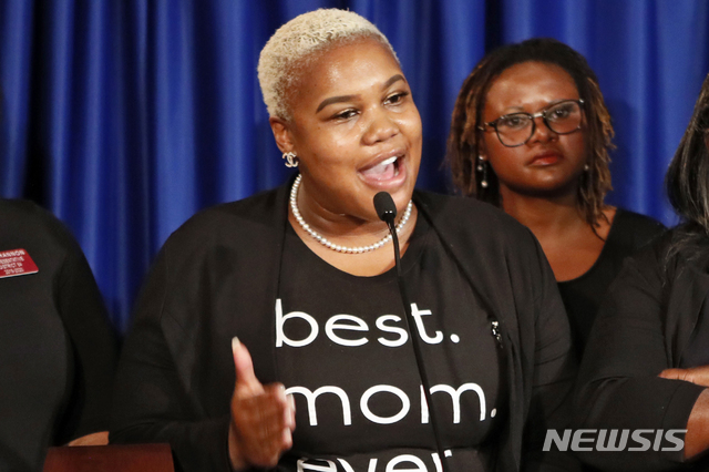 【오스텔( 미 조지아주)= AP/뉴시스】지난 5월 7일 애틀랜타시에서 기자회견하는 에리카 토머스 주 하원의원. 민주당원인 그는 7월 19일 페이스북에 수퍼마켓에서 백인 남성에게 " 네가 있던 곳으로 돌아가라"는 등 폭언을 들었다며 임신 9개월이어서 급행 라인에 줄을 선 것이 공격 이유였다고 말했다.&nbsp; 문제의 백인남성은 다음 날 그녀의 현장 TV인터뷰장소에 나타나 인종차별이 아니었다며 항의했다.&nbsp;&nbsp; 