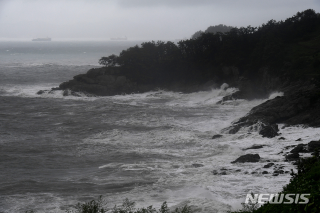 【남해=뉴시스】차용현 기자 = 20일 오전 제5호 태풍 '다나스(DANAS)'가 북상하고 있는 가운데 경남 남해군 남면인근 해변에 높은 파도가 몰아치고 있다. 2019.07.20. con@newsis.com