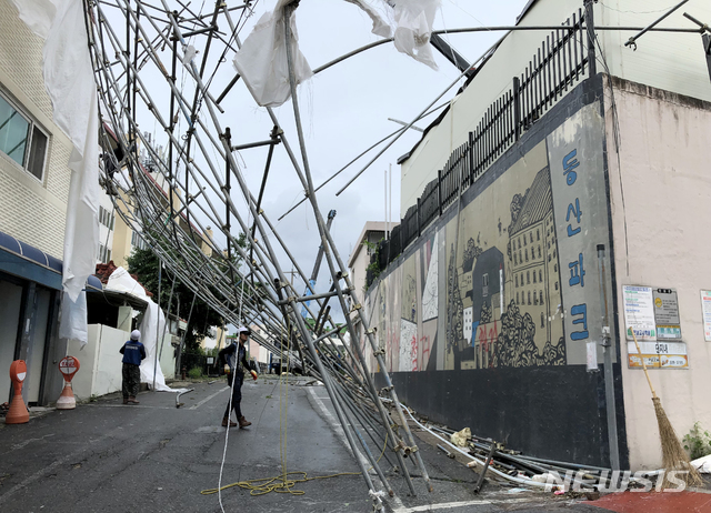 【광주=뉴시스】신대희 기자 = 태풍 다나스의 영향권에 든 20일 오전 광주 동구 지산동 재개발지역 가림막이 무너지는 사고가 났지만, 인명피해는 없었다. 2019.07.20. (사진 = 독자 제공)photo@newsis.com