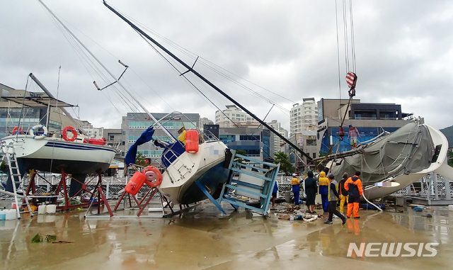 【여수=뉴시스】김석훈 기자 = 20일 오후 제5호 태풍 '다나스(DANAS)'가 남해안으로 접근하면서 발생한 강풍에 전남 여수시 웅천 요트마리나 육상계류장의 요트 수척이 넘어져 일부 파손 됐다. 크레인을 이용해 긴급복구작업이 진행됐다. 2019.07.20. (사진=독자 제공)kim@newsis.com