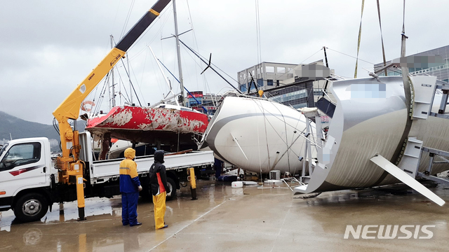 【여수=뉴시스】김석훈 기자 = 20일 오후 제5호 태풍 '다나스(DANAS)'가 남해안으로 접근하면서 발생한 강풍에 전남 여수시 웅천 요트마리나 육상계류장의 요트 수척이 넘어지면서 일부 파손됐다. 크레인을 이용한 긴급복구작업이 진행됐다. 2019.07.20. (사진=독자 제공)kim@newsis.com