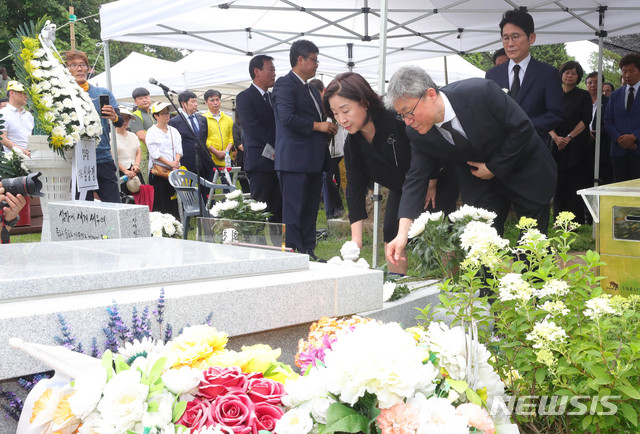 【남양주=뉴시스】배훈식 기자 = 20일 오전 경기 남양주시 모란공원묘지에서 열린 故 노회찬 의원 서거 1주기 추모제 및 묘비제막식에 참석한 심상정 정의당 대표가 헌화하고 있다. 2019.07.20. dahora83@newsis.com
