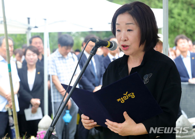 【남양주=뉴시스】배훈식 기자 = 20일 오전 경기 남양주시 모란공원묘지에서 열린 故 노회찬 의원 서거 1주기 추모제 및 묘비제막식에 참석한 심상정 정의당 대표가 추모사를 하고 있다. 2019.07.20. dahora83@newsis.com