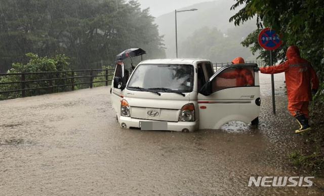 【서울=뉴시스】추상철 기자 = 20일 태풍 '다나스'의 영향으로 울산 울주군 작천정 계곡에 물이 불어나 차량이 고립돼 출동한 소방구조대원이 인명구조를 하고 있다. 2019.07.20. (사진=소방청 제공) photo@newsis.com