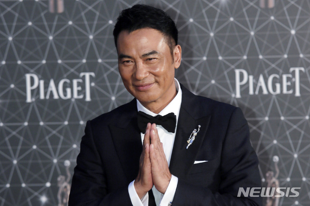 【홍콩=AP/뉴시스】 홍콩 영화배우 임달화(사이먼 얌)가 20일 중국 광둥성 중산시에서 열린 홍보행사에 참석했다가 괴한의 피습을 당해 중상을 입는 사고가 발생했다. 사진은 홍콩 영화제때 임달화가 레드카펫에 서서 팬과 기자들을 위해 포즈를 취하는 모습. 2019.07.20 