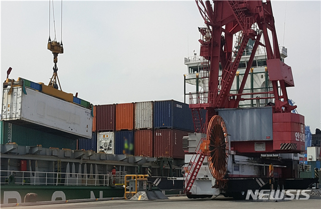 【부산=뉴시스】 부산항만공사(BPA)는 항만 내 미세먼지 저감대책의 하나로 다목적부두 안벽에 육전설비를 구축하고, 전기용 하버크레인 3기를 본격적으로 가동하기 시작했다고 21일 밝혔다.2019.07.21. (사진=부산항만공사 제공)photo@newsis.com