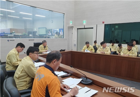 【세종=뉴시스】재난안전총괄부처인 행정안전부와 소방당국이 21일 경북 상주시 북북서쪽 11㎞ 지역에서 규모 3.9의 지진이 발생하자 회의를 하고 있는 모습. 2019.07.21. (사진= 행정안전부 제공)