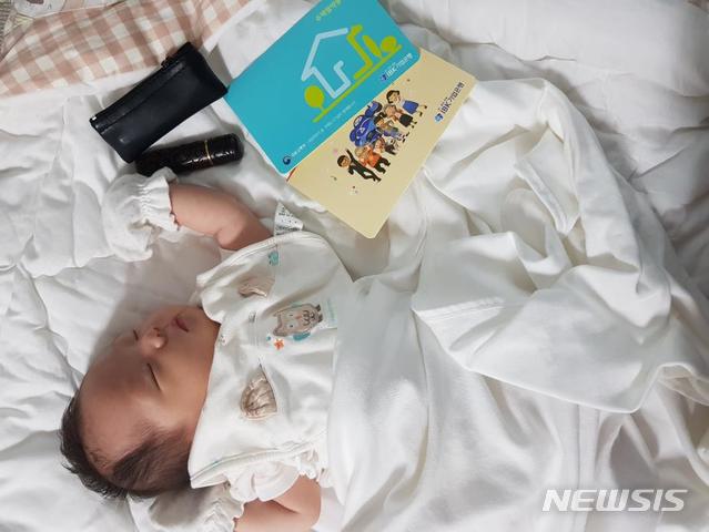 【세종=뉴시스】'아동수당 사진 공모전' 중 '미래' 주제에서 대상을 차지한 작품. 출생신고와 함께 신청한 아동수당을 1회차 받게 됐을 때 모습과 탯줄도장을 촬영한 모습. 2019.07.22. (사진=보건복지부 제공) photo@newsis.com