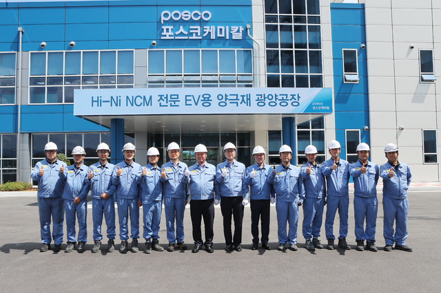 【서울=뉴시스】포스코케미칼 사업 관계자들이 21일 1단계 준공된 연산 6000t 규모의 양극재 광양공장 앞에서 기념 촬영을 하고 있다. (사진 왼쪽에서 6번째 부터 양극소재실장 김원일 상무, 민경준 사장, 에너지소재사업 본부장 김준형 전무, 음극소재실장 정대헌 전무) (사진=포스코케미칼 제공) 2019.07.21