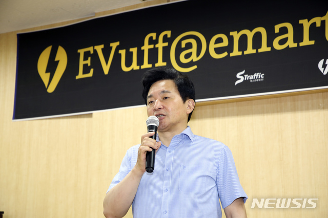 【제주=뉴시스】배상철 기자 = 원희룡 제주지사가 21일 오후 이마트 서귀포점에서 열린 ‘이버프 이마트’ 행사에 참석해 발언하고 있다. 2019.07.21. (사진=제주도 제공) bsc@newsis.com