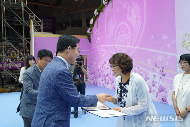 양승조 충남도지사 시상. 효정3대가정상(전통상속), 효정모범가정(지역사회 봉사활동), 효정다자녀가정(저출산 극복) 등