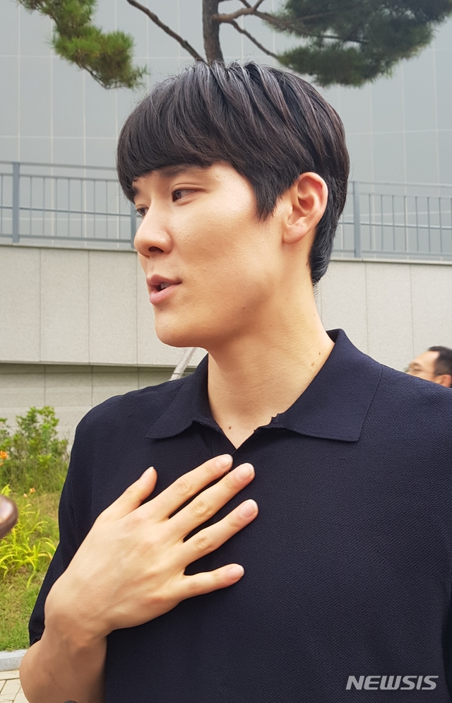 【광주=뉴시스】김희준 기자 = 21일 오후 광주 광산구 남부대학교 시립국제수영장에서 박태환이 취재진과 인터뷰를 하고 있다. 2019.07.21.&nbsp; jinxijun@newsis.com 