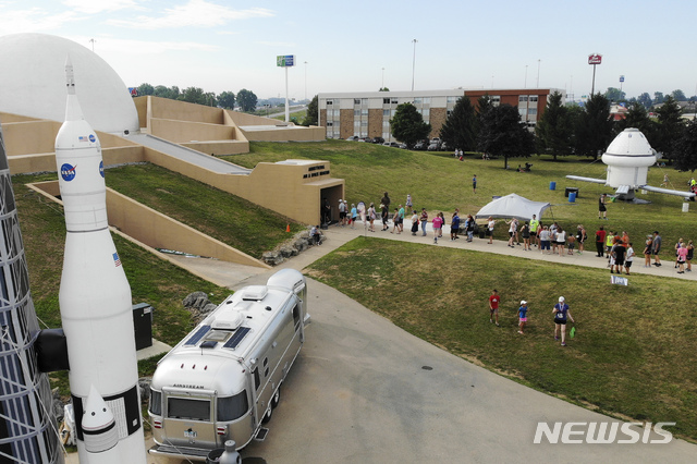 암스트롱 항공우주 박물관앞에 장사진을 친 관람객들. 