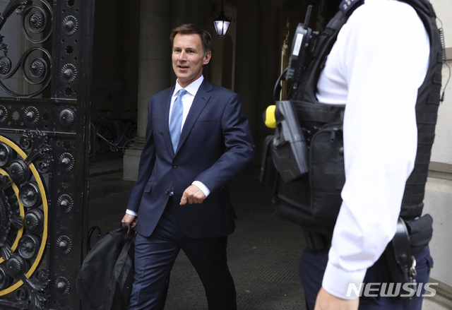 【런던= AP/뉴시스】 이란의 영국유조선 나포에 강경대응 입장을 밝힌 제레미 헌트 외무장관이 20일(현지시간) 다우닝가의 총리 관저에서 나오고 있다.