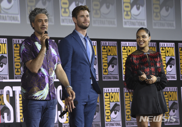 왼쪽부터 와이티티 감독, 헴스워스, Director Taika Waititi, from left, Chris 톰프슨