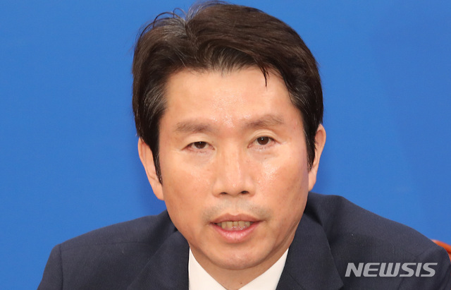 【서울=뉴시스】이종철 기자 = 더불어민주당 이인영 원내대표가 21일 서울 여의도 국회에서 기자간담회를 갖고 현안에 대해 설명 하고 있다. 2019.07.21.&nbsp; jc4321@newsis.com