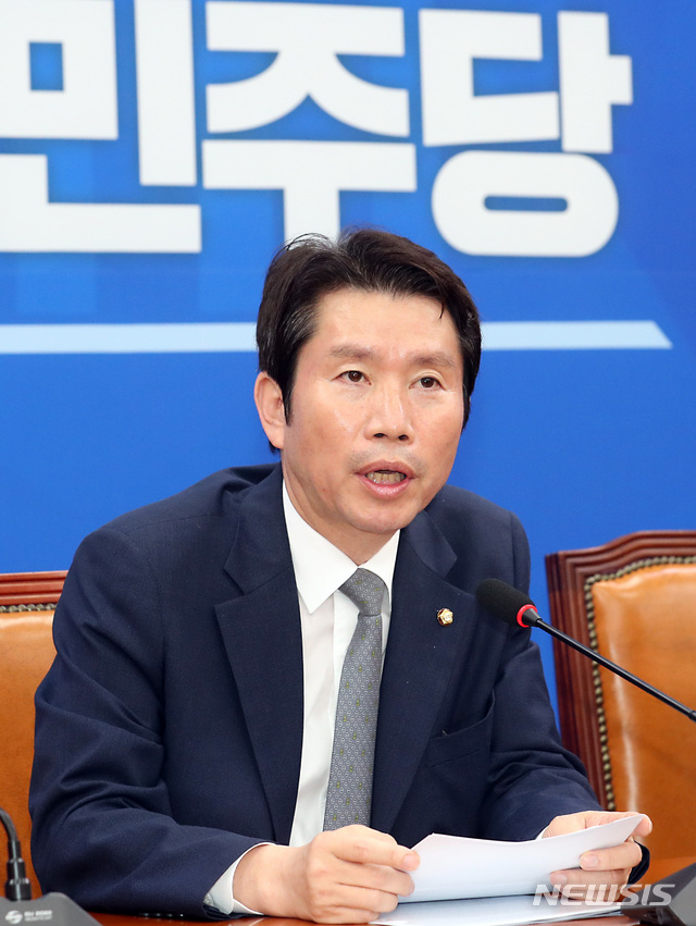 【서울=뉴시스】이종철 기자 = 더불어민주당 이인영 원내대표가 21일 서울 여의도 국회에서 기자간담회를 갖고 현안에 대해 설명 하고 있다. 2019.07.21.&nbsp; jc4321@newsis.com
