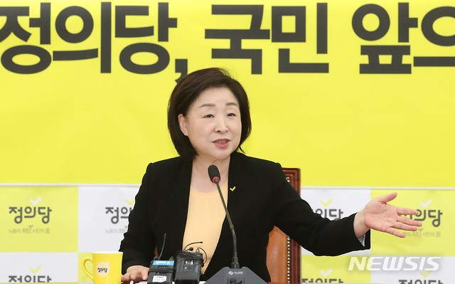 【서울=뉴시스】이종철 기자 = 정의당 심상정 대표가 21일 서울 여의도 국회에서 기자간담회를 갖고 현안에 대해 설명 하고 있다. 2019.07.21. jc4321@newsis.com