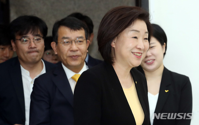 【서울=뉴시스】이종철 기자 = 정의당 심상정 대표가 21일 서울 여의도 국회에서 기자간담회를 위해 입장하고 있다. 2019.07.21. jc4321@newsis.com