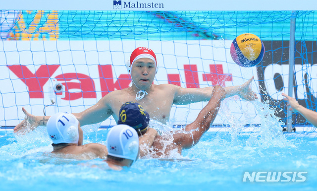 【광주=뉴시스】이영환 기자 = 21일 오전 광주 광산구 남부대학교 수구 경기장에서 열린 2019 광주세계수영선수권대회 남자 수구 크로스 오버 매치 한국 대 카자흐스탄의 경기, 한국 이진우가 수비를 하고 있다. 2019.07.21. 20hwan@newsis.com