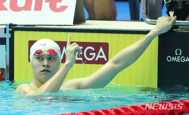 【광주=뉴시스】 고범준 기자 = 21일 오전 광주 광산구 남부대학교 시립국제수영장에서 열린 2019 광주세계수영선수권대회 경영 남자 400m 자유형 예선경기, 중국 쑨양이 역영을 마치고 기록을 확인하고 있다. 2019.07.21. bjko@newsis.com
