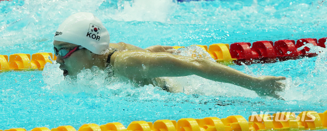 【광주=뉴시스】 고범준 기자 = 21일 오전 광주 광산구 남부대학교 시립국제수영장에서 열린 2019 광주세계수영선수권대회 경영 여자 200m 개인혼영 예선경기, 한국 김서영이 역영을 하고 있다. 2019.07.21. bjko@newsis.com