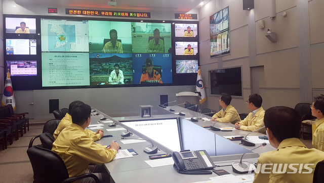 【서울=뉴시스】 진영 행정안전부 장관이 21일 오후 서울 종로구 정부서울청사 중앙재난안전대책본부 서울상황센터에서 상주 지진관련 소방청, 경상북도, 상주시 등 관계기관과 긴급 영상회의를 실시하고 있다.2019.07.21.(사진=행정안전부 제공) photo@newsis.com 
