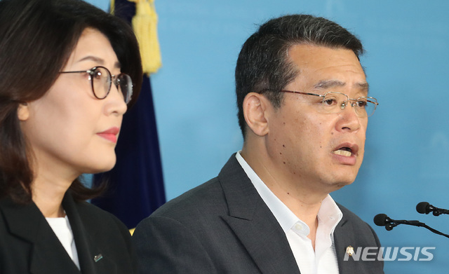 【서울=뉴시스】이종철 기자 = 바른미래당 임재훈 사무총장이 21일 서울 여의도 국회 정론관에서 '당 혁신위원에게 손학규 대표 사퇴를 우선 과제로 다뤄야 한다고 말한 사람이 유승민 전 대표'라는 제보에 대한 기자회견을 하고 있다. 2019.07.21. jc4321@newsis.com