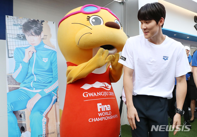 【광주=뉴시스】이영환 기자 = 박태환이 21일 오후 2019 광주세계수영선수권대회가 열리고 있는 광주 광산구 남부대학교를 찾아 자신이 모델로 활동중인 수영전문용품 브랜드 부스에서 진행된 팬 사인회에 참석하고 있다. 2019.07.21.&nbsp; 20hwan@newsis.com 