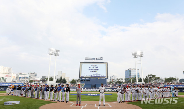【창원=뉴시스】홍효식 기자 = 21일 오후 경남 창원시 마산회원구 창원NC파크에서 열린 2019 프로야구 올스타전에서 선수들이 관객들에게 인사하고 있다. 2019.07.21. yesphoto@newsis.com