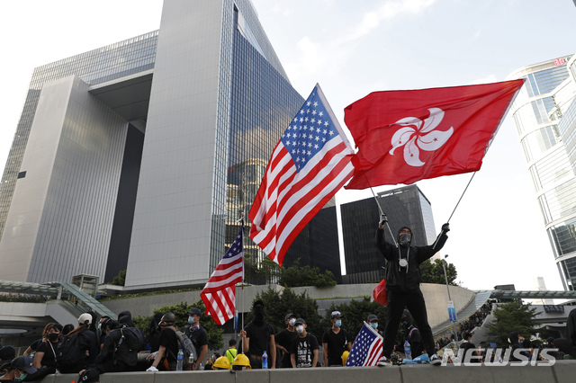 【홍콩=AP/뉴시스】 수십 만 명의 친민주주의 홍콩 시민들이 계속 이어오고 있는 일요 시위행진이 21일 7번째 펼쳐진 가운데 일부 시위자들이 홍콩 기와 미국 성조기를 같이 손에 들고 있다. 2019. 7. 21. 