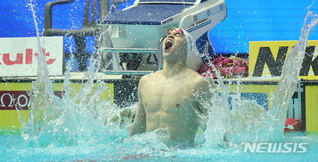 【광주=뉴시스】 고범준 기자 = 21일 오후 광주 광산구 남부대학교 시립국제수영장에서 열린 2019 광주세계수영선수권대회 경영 남자 자유형 400m 결승경기, 중국의 쑨양이 4회대회 연속 우승을 차지하자 환호하고 있다. 2019.07.21. bjko@newsis.com