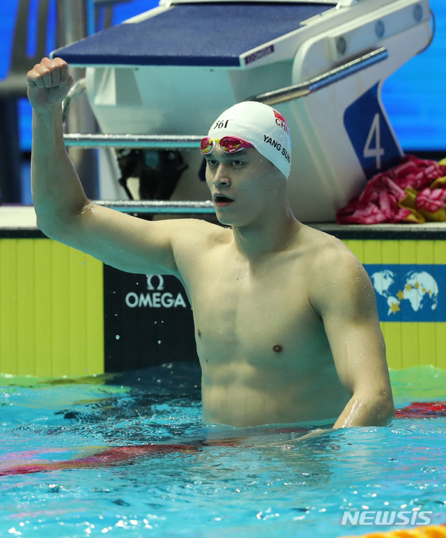 【광주=뉴시스】 고범준 기자 = 21일 오후 광주 광산구 남부대학교 시립국제수영장에서 열린 2019 광주세계수영선수권대회 경영 남자 자유형 400m 결승경기, 중국의 쑨양이 4회대회 연속 우승을 차지하자 환호하고 있다. 2019.07.21. bjko@newsis.com