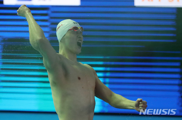 【광주=뉴시스】이영환 기자 = 21일 오후 광주 광산구 남부대학교 시립국제수영장에서 열린 2019 광주세계수영선수권대회 남자 400m 자유형 결승, 중국 쑨양이 금메달을 획득한 후 포효하고 있다. 2019.07.21. 20hwan@newsis.com